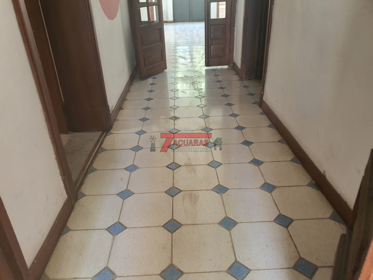 VENTA DE HERMOSA CASA ANTIGUA EN CALLE GUALEGUAYCHU. 