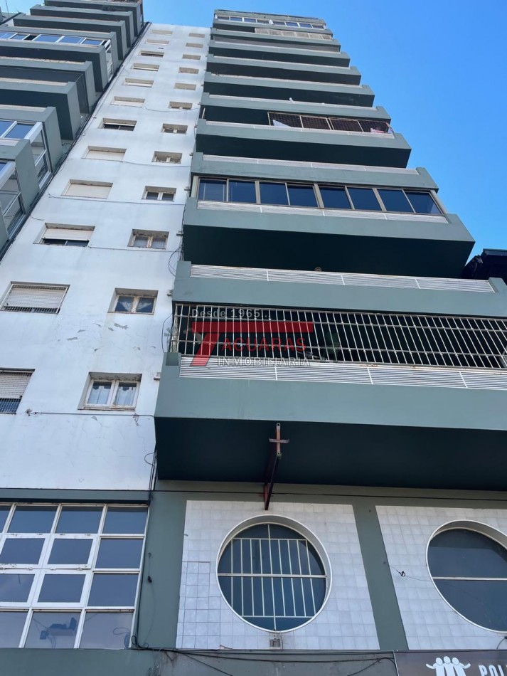VENTA DE DEPARTAMENTO 2 DORMITORIOS Y COCHERA EN CALLE 25 DE MAYO.