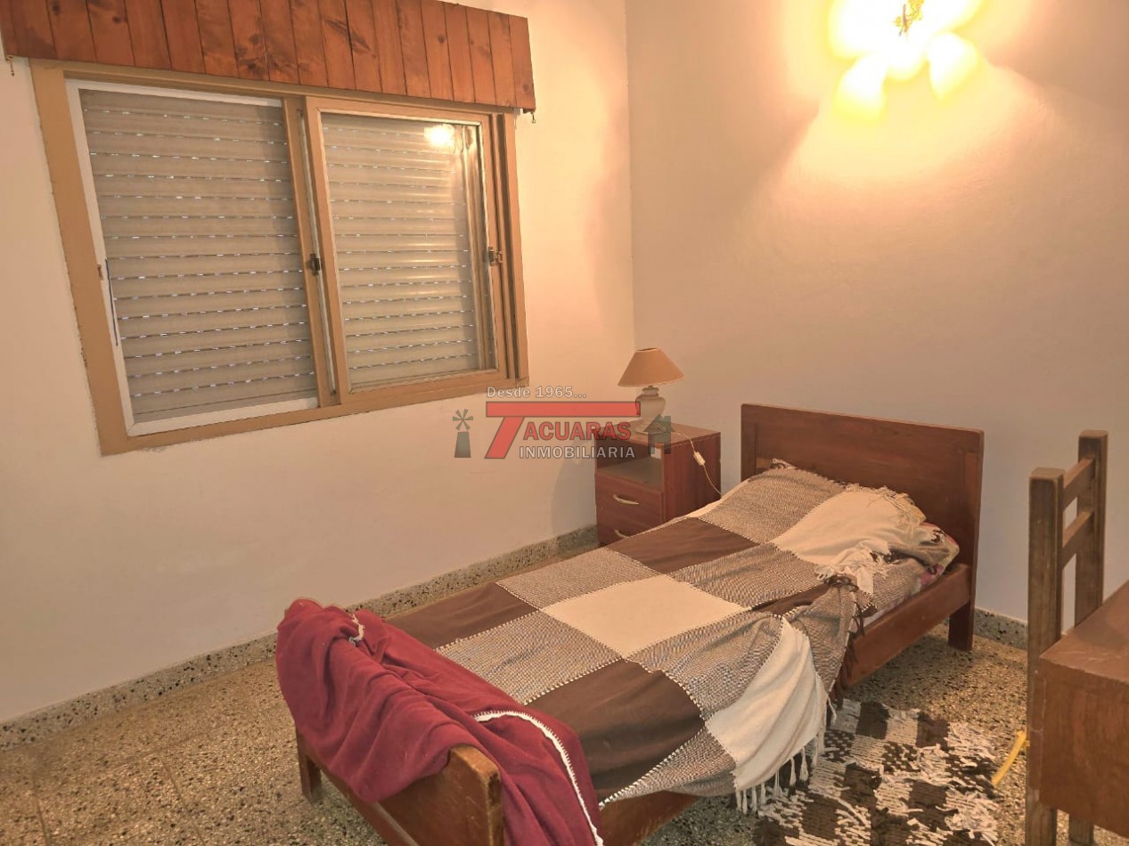 CASA FAMILIAR EN PLANTA BAJA CON PATIO Y COCHERA - BARRIO LAS ROSAS.