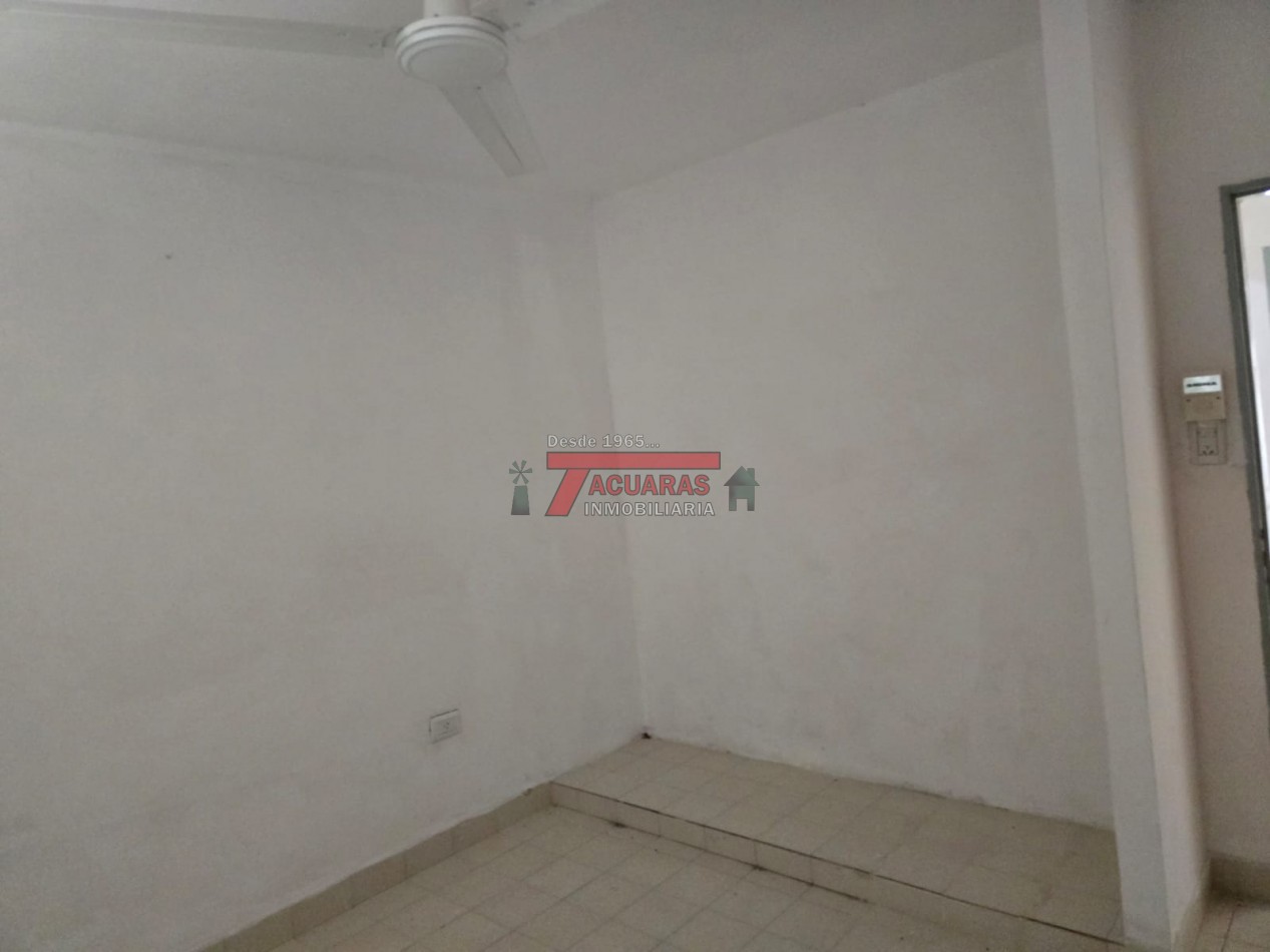 CASA 2 DORMITORIOS Y FONDO EN CALLE FRAGATA SARMIENTO.