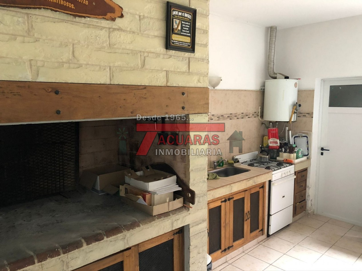 CASA EN VENTA -2 PLANTAS, 4 DORMITORIOS, PILETA Y QUINCHO INDEPENDIENTE A MINUTOS DEL CENTRO.