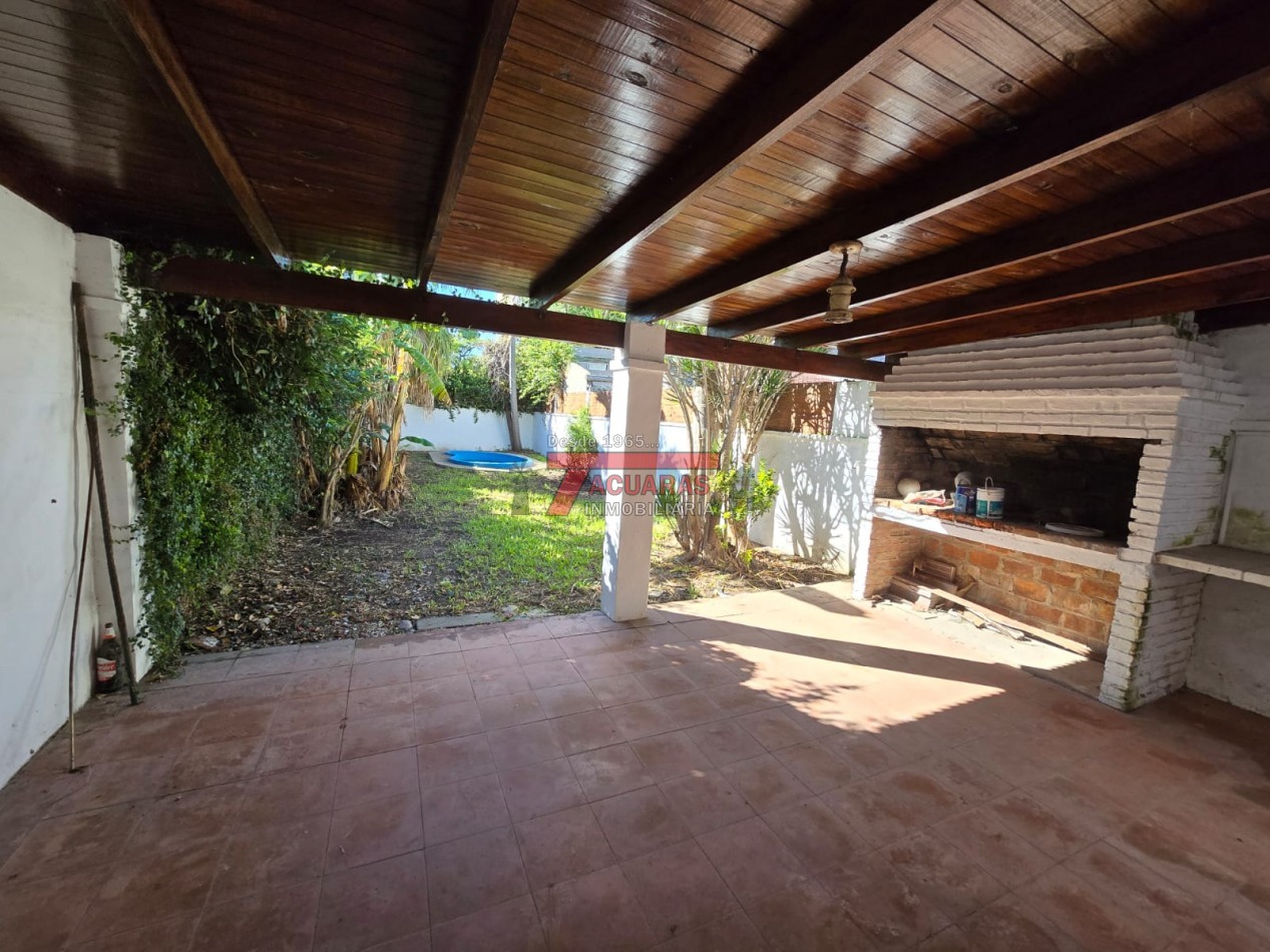 VENTA DE CASA 4 DORMITORIOS CALLE LEBENSHON.