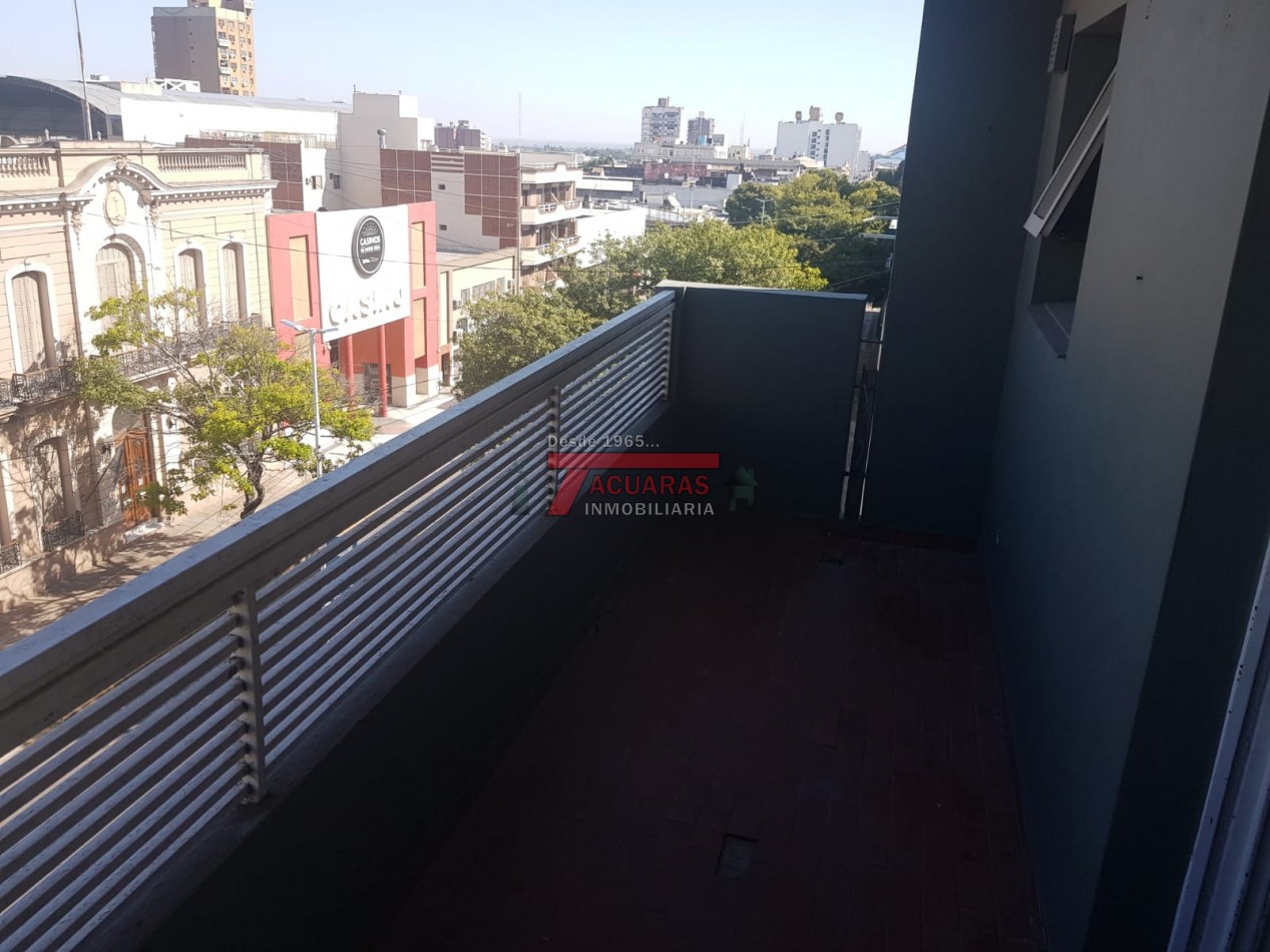 VENTA DE DEPARTAMENTO 2 DORMITORIOS Y COCHERA EN CALLE 25 DE MAYO.