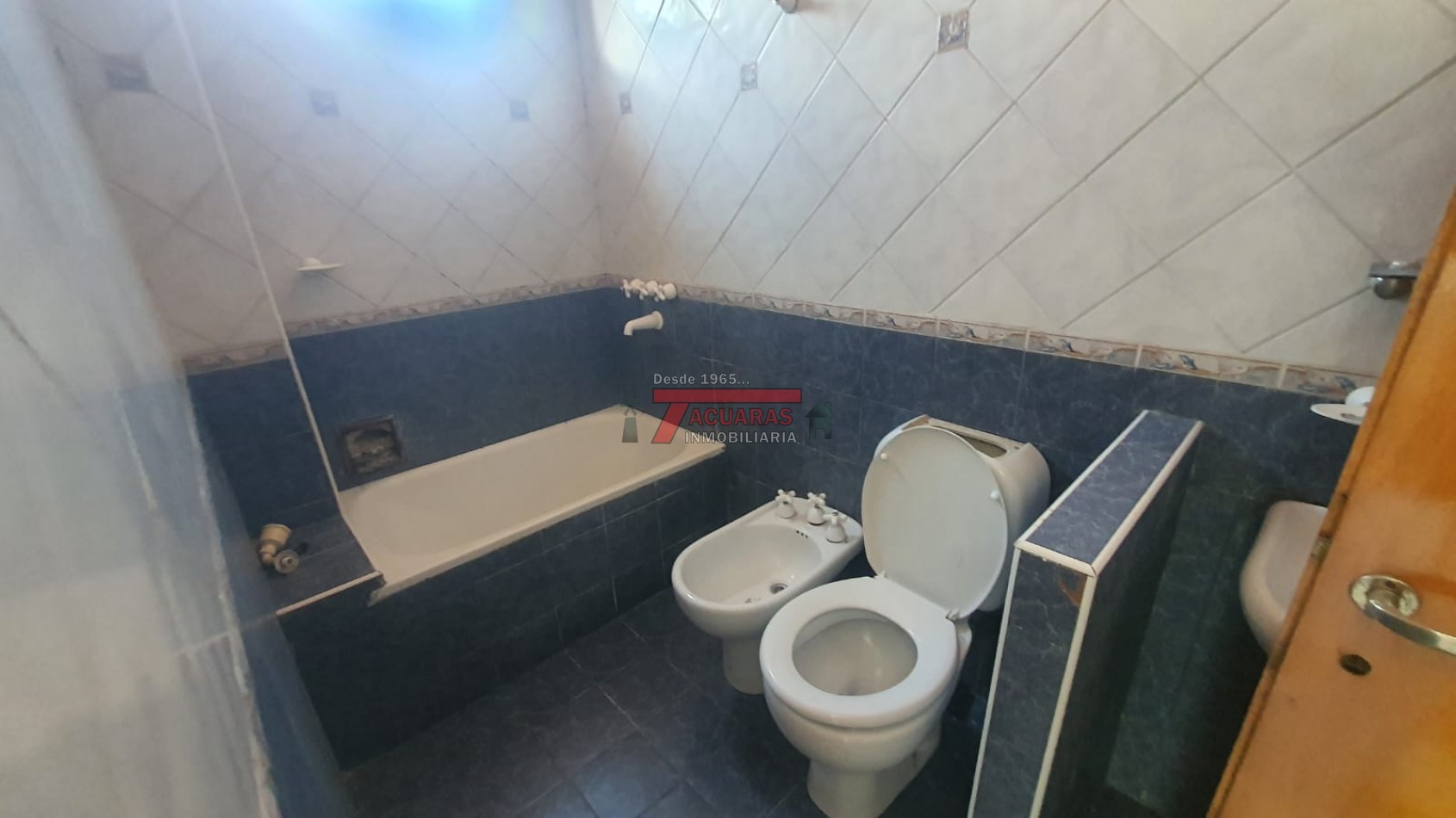 VENTA DE CASA 4 DORMITORIOS CALLE LEBENSHON.