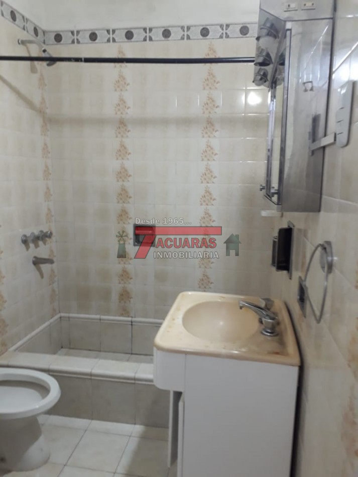 VENTA DE CASA EN CALLE SARAVI ZONA SANTA TERESITA.