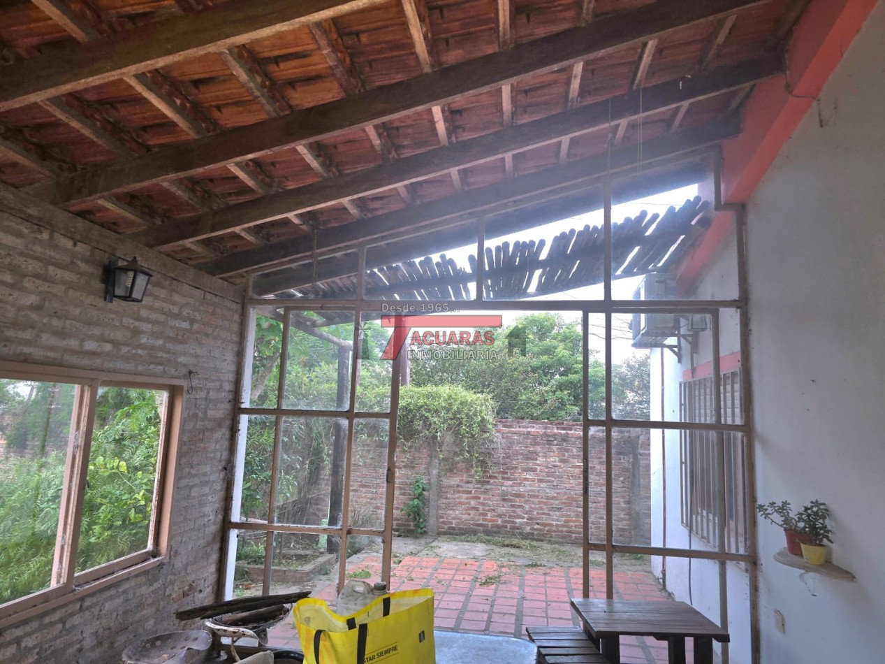CASA FAMILIAR EN PLANTA BAJA CON PATIO Y COCHERA - BARRIO LAS ROSAS.