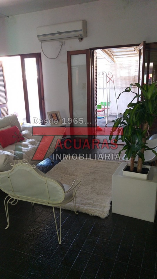 VENTA DE CASA EN PLANTA ALTA 3 DORMITORIOS EN CALLE GUALEGUAYCHU 659 .