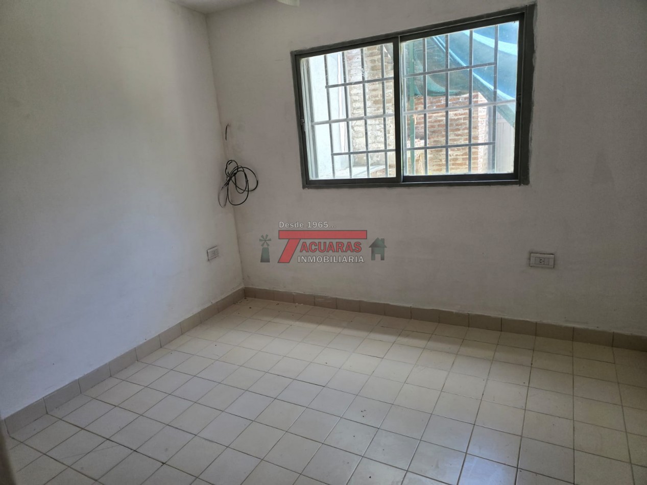 CASA 2 DORMITORIOS Y FONDO EN CALLE FRAGATA SARMIENTO.