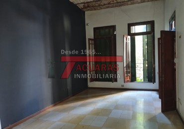 VENTA DE HERMOSA CASA ANTIGUA EN CALLE GUALEGUAYCHU. 