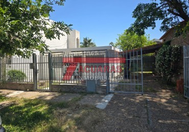 CASA 2 DORMITORIOS Y FONDO EN CALLE FRAGATA SARMIENTO.