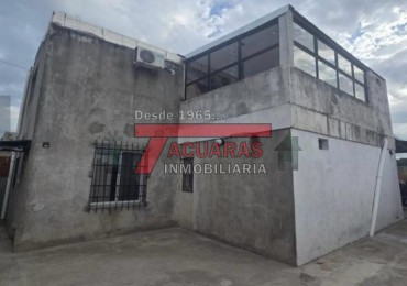 VENTA DE CASA DE 3 DORMITORIOS ZONA AEROPUERTO .
