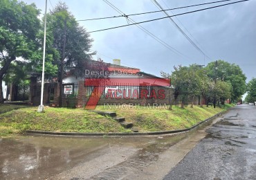 CASA FAMILIAR EN PLANTA BAJA CON PATIO Y COCHERA - BARRIO LAS ROSAS.