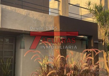 CASA EN VENTA -2 PLANTAS, 4 DORMITORIOS, PILETA Y QUINCHO INDEPENDIENTE A MINUTOS DEL CENTRO.