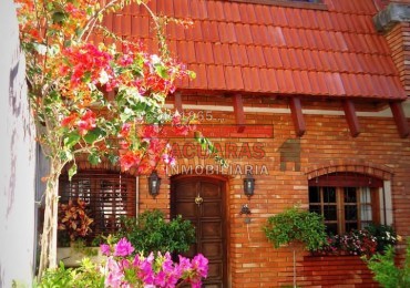 CASA INTERNA 3 HABITACIONES SOBRE  CALLE  CERVANTES .
