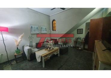 VENTA DE CASA DE 3 DORMITORIOS EN CALLE URQUIZA.